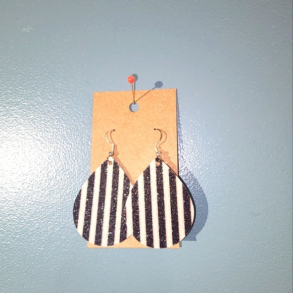 Teardrop Shaped handmade earrings - Black and white stripe with shimmery glitter - Picture 4 of 6